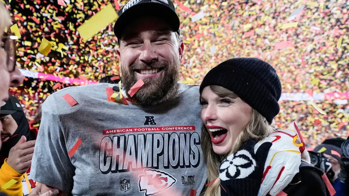 Taylor Swift und Travis Kelce: ARCHIV - 26.01.2025, USA, Kansas City: Travis Kelce (l) und Taylor Swift posieren nach dem AFC-Meisterschaftsspiel der NFL gegen die Buffalo Bills . (zu dpa: «Mögliche Swift-Hochzeit - Mamdani rät zu kühlem Kopf») Foto: Ashley Landis/AP/dpa +++ dpa-Bildfunk +++