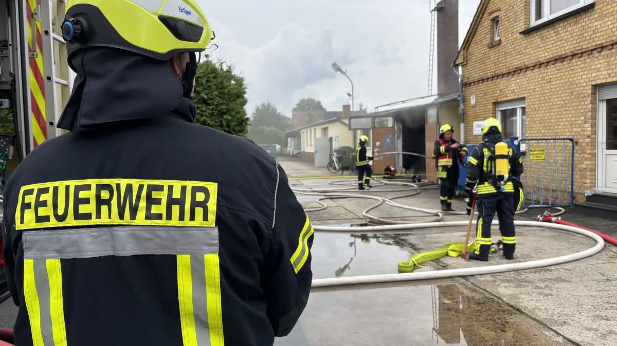 Aus den Räumen der Werkstatt an der Friedensstraße in Schleife dringt Qualm. Vollbrand lautet das Alarmstichwort für die Einsatzkräfte.