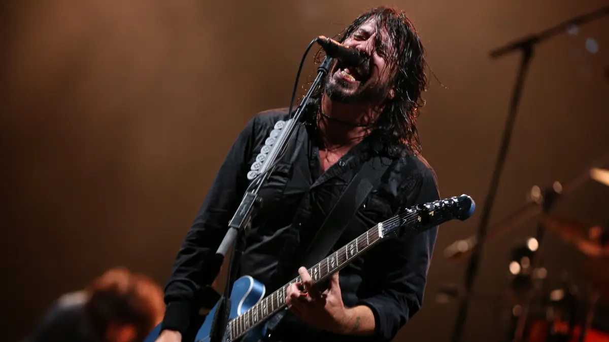 Sorgte nach der Hitzewelle nochmal für heiße Herzen im Berliner Olympiastadion: Dave Grohl von den Foo Fighters (hier bei einem Konzert in Bogota 2019)