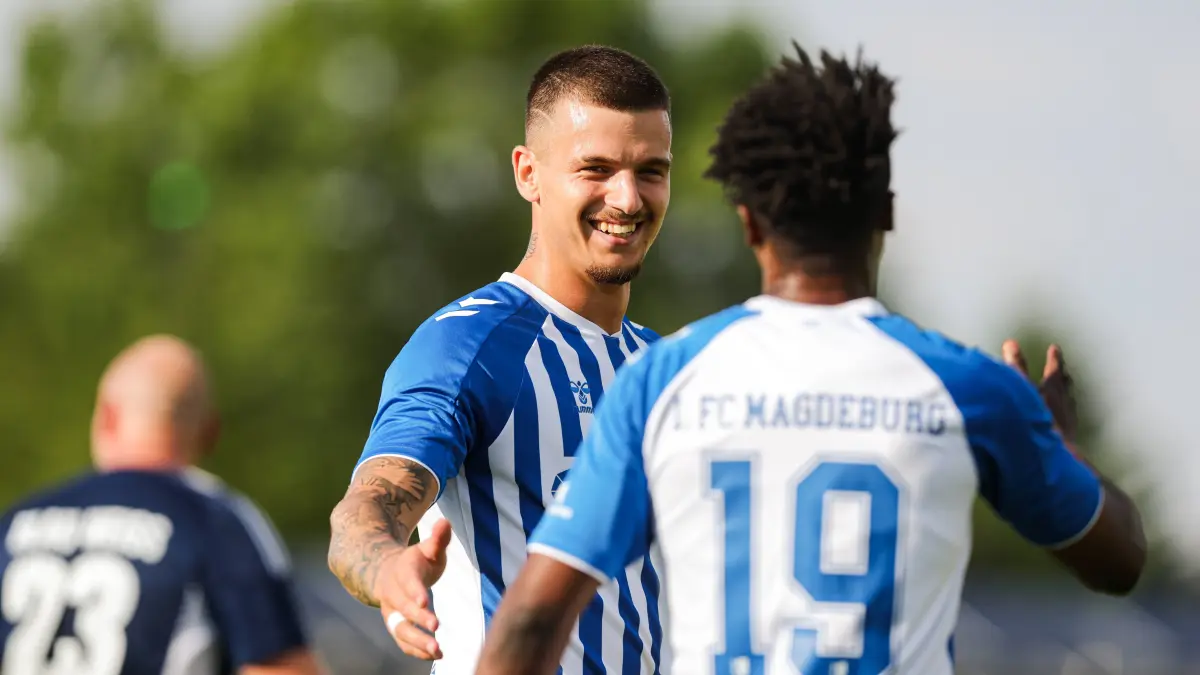 Torjubel - Torschütze Mateusz Zukowski (1. FC Magdeburg,22) trifft zum 0-1 mit Lubambo Musonda (1. FC Magdeburg,19) - 2.: Torjubel - Torschütze Mateusz Zukowski 1. FC Magdeburg,22 trifft zum 0-1 mit Lubambo Musonda 1. FC Magdeburg,19 - 2. Fußball Bundesliga Saison 2026-2027 Testspiel Sommervorbereitung Blau Weiss Neuenhofe vs 1. FC Magdeburg auf dem Sportplatz in Neuenhofe - Aktion,Fußball,Mann,Männer,Deutschland,01.07.2026 *** Goal celebration: Mateusz Zukowski 1 FC Magdeburg, 22 scores to make it 01 with an assist from Lubambo Musonda 1 FC Magdeburg,19 2 German Bundesliga Season 20262027 Friendly Match Summer Training Blau Weiss Neuenhofe vs. 1 FC Magdeburg at the sports field in Neuenhofe Action, Soccer, Man, Men, Germany, July 1, 2026