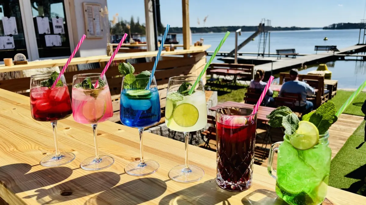 Spritzig und fruchtig sind die die angesagten Sommer-Cocktails 2026 am See um Bad Saarow: Beachbar Storkow