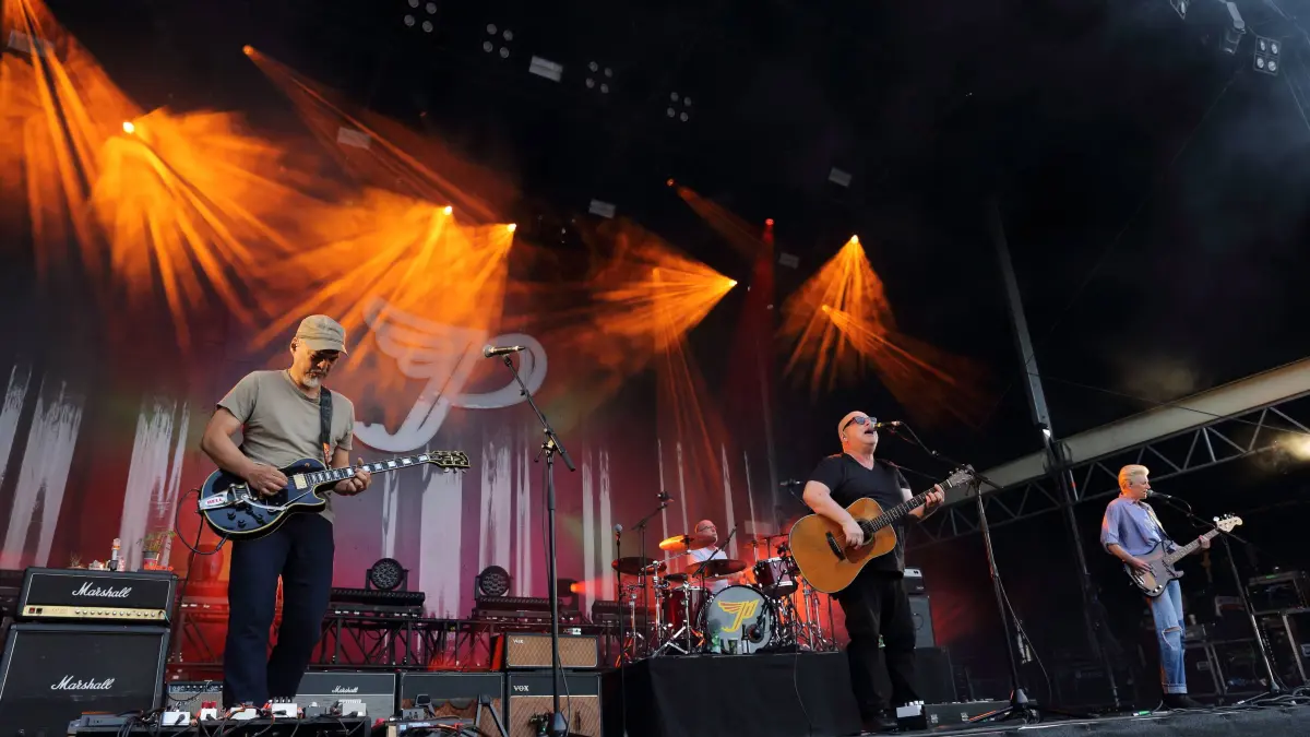 Joey Santiago, David Lovering, Black Francis und Emma Richardson, v.l., von der Band Pixies bei einem Konzert in der Zitadelle Spandau in Berlin