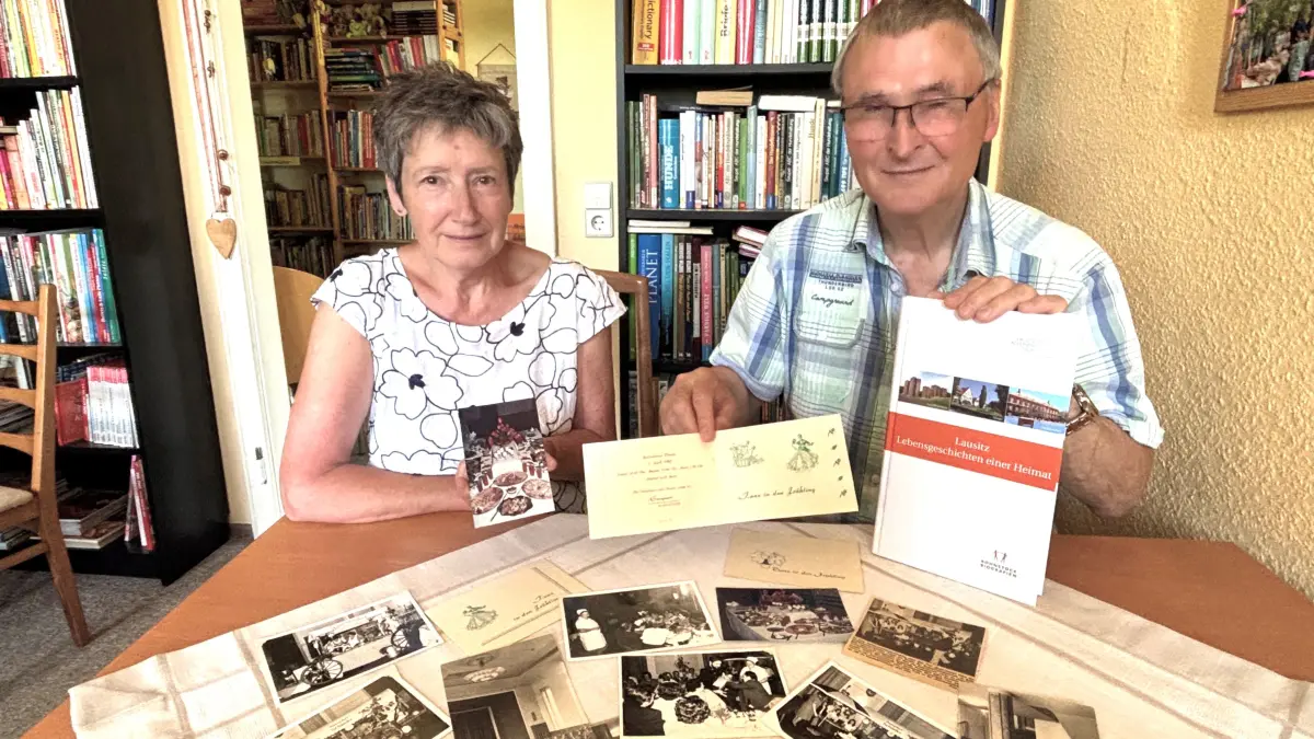 Jutta und Clemens Schumacher waren ab 1976 mehr als ein Jahrzehnt Gaststättenleiter im Kulturhaus Plessa. Sie können jede Menge Anekdoten erzählen. Hier zeigen sie alte Fotos, ein Buch und eine Eintrittskarte für eine Tanzveranstaltung, die wie für das Interhotel in Berlin gestaltet worden war.