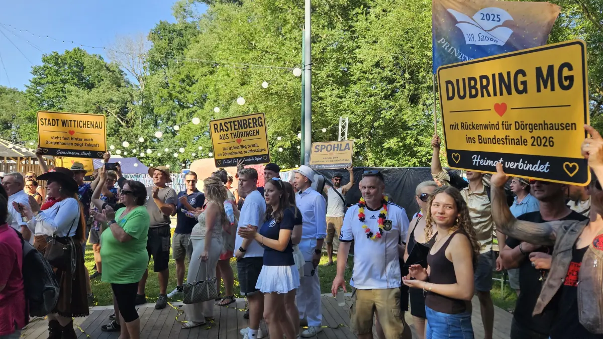 Große Unterstützung für Dörgenhausen: Beim Rundgang der Bundesjury zeigten Menschen aus der gesamten Region ihre Verbundenheit mit dem Bundesfinalisten. Nun ist der Hoyerswerdaer Ortsteil tatsächlich mit Gold ausgezeichnet worden.