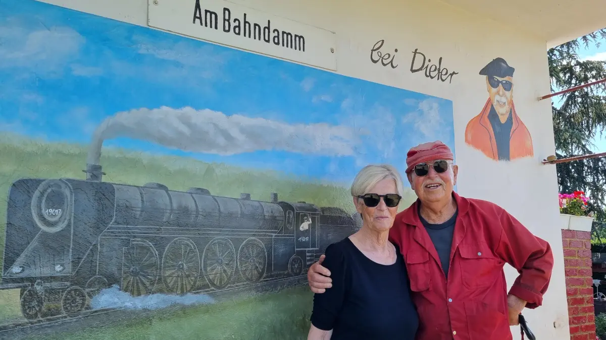 Kleingärtner Dieter Knabe mit Lebensgefährtin Sigrid Hirte. Die Gartenlaube war früher ein Schrankenwärterhäuschen.
