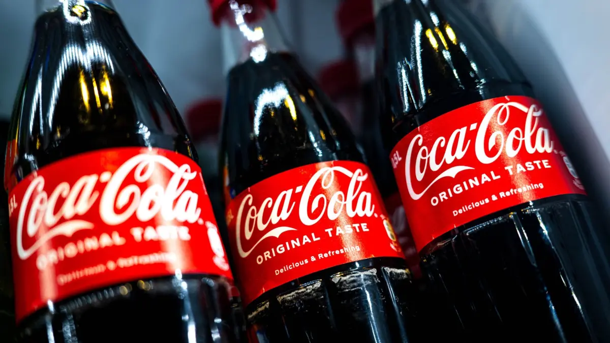 Coca-Cola: ARCHIV - 20.10.2025, Bremen: Coca-Cola-Flaschen. (zu dpa: «Coca-Cola erhöht erneut die Preise») Foto: Sina Schuldt/dpa +++ dpa-Bildfunk +++