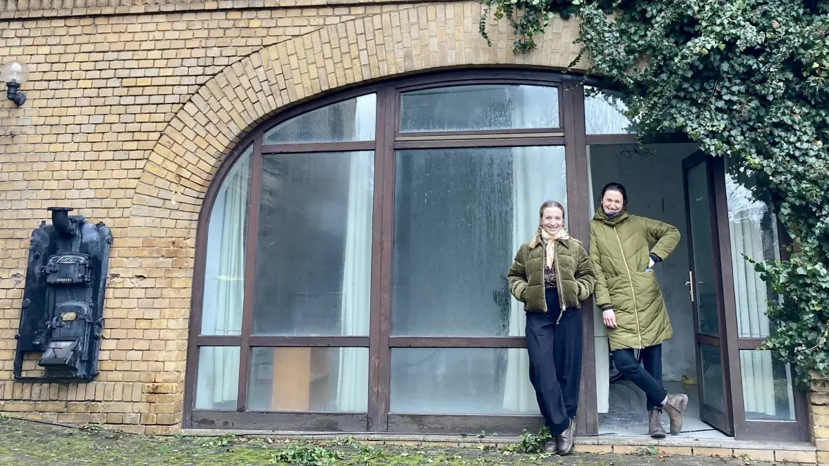 Anna Bertko und Barbara Laris vor ihrem Haus in Bad Muskau. Sie erfüllen sich dort einen langgehegten Wunsch.