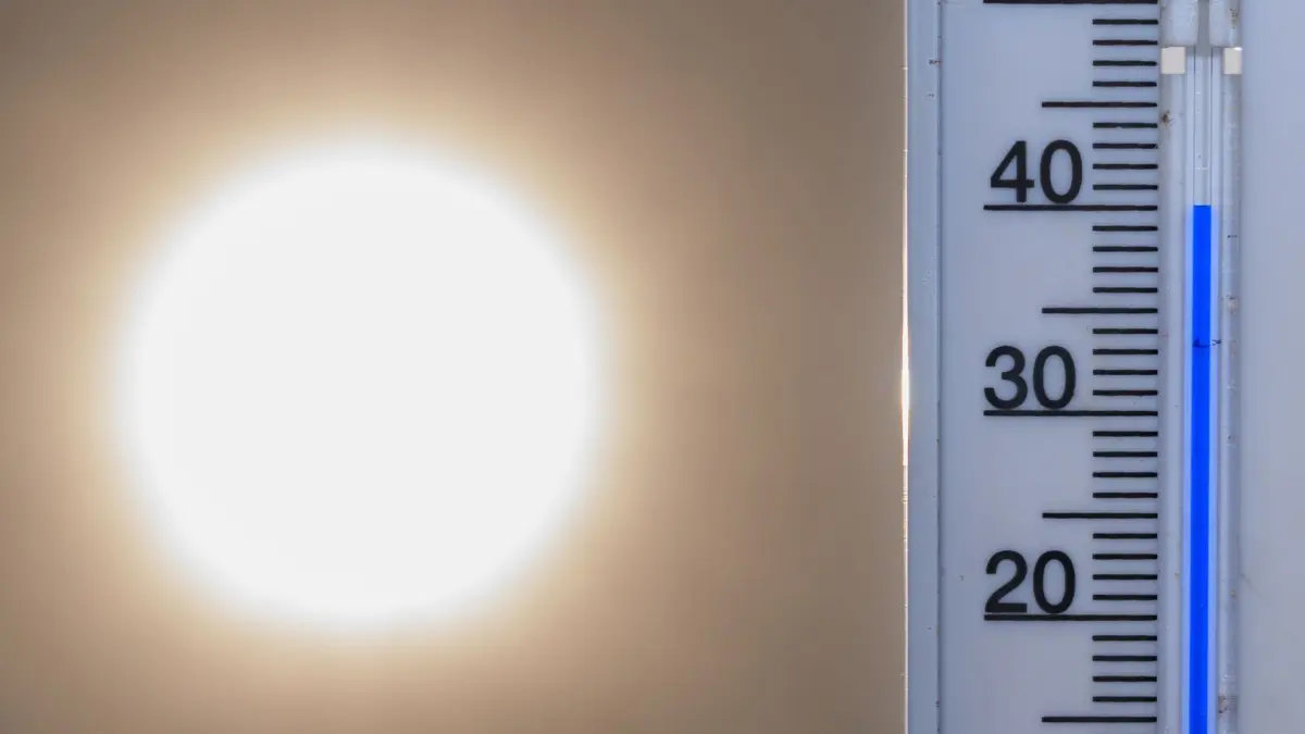 Mehrheit fordert Investitionen in Hitzeschutz: ARCHIV - 27.06.2026, Brandenburg, Frankfurt (Oder): 40 Grad Celsius zeigt ein Thermometer vor der Mittagssonne über Brandenburg an. (zu dpa: «Große Mehrheit fordert Investitionen in Hitzeschutz») Foto: Patrick Pleul/dpa +++ dpa-Bildfunk +++