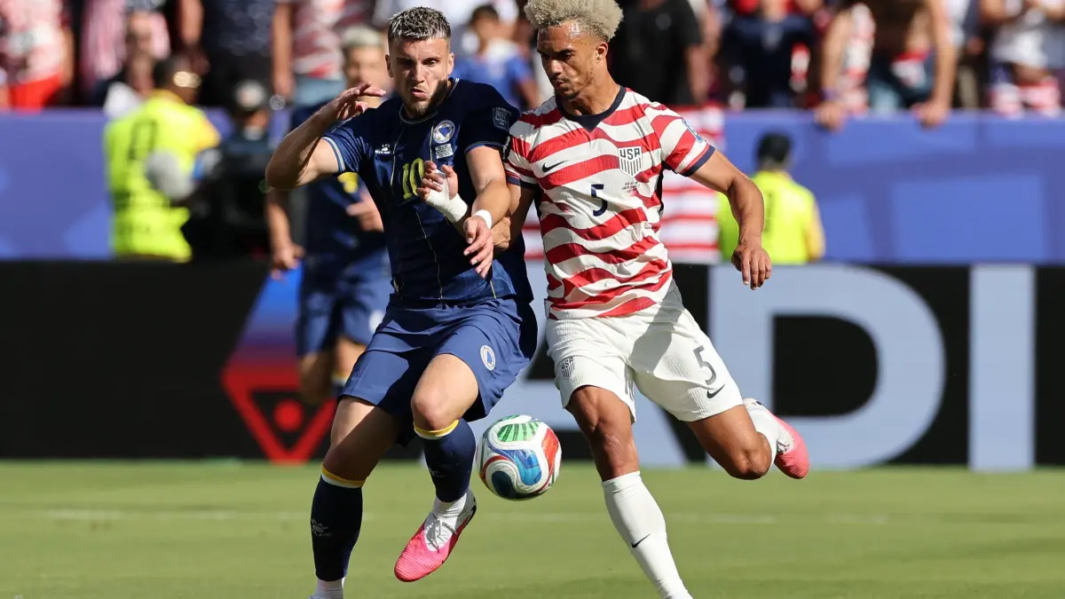 FIFA World Cup 2026 - Round of 32 - USA vs Bosnia and Herzegovina: FIFA World Cup, WM, Weltmeisterschaft, Fussball 2026 - Round of 32 - USA vs Bosnia and Herzegovina Ermedin Demirovic of Bosnia and Herzegovina L in action against Antonee Robinson of USA R during the FIFA World Cup 2026 Round of 32 match USA against Bosnia and Herzegovina, in San Francisco, Califronia, USA, 01 July 2026. SANTA CLARA United States PUBLICATIONxINxGERxAUTxINDxONLY Copyright: xBENJAMINxFANJOYx