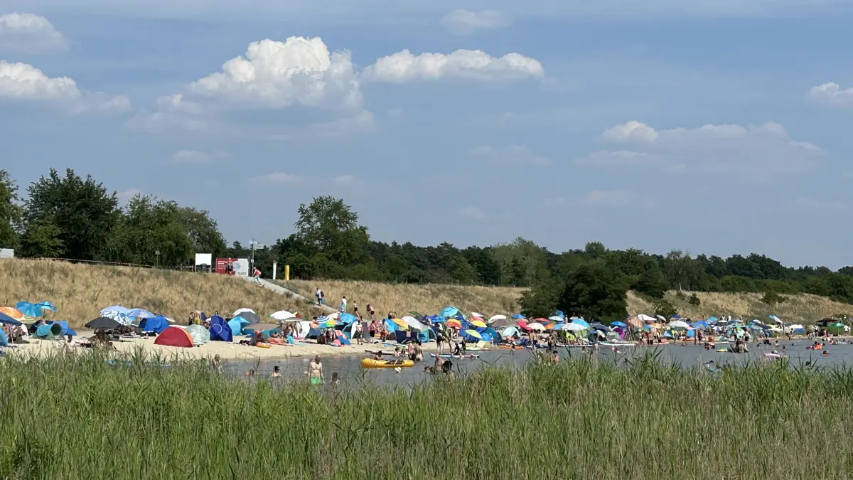 Der Partwitzer See besticht am Ostufer mit seiner idyllischen Badebucht. Diese wird an schönen und warmen Tagen sehr gern von Einheimischen und Gästen der Region besucht.