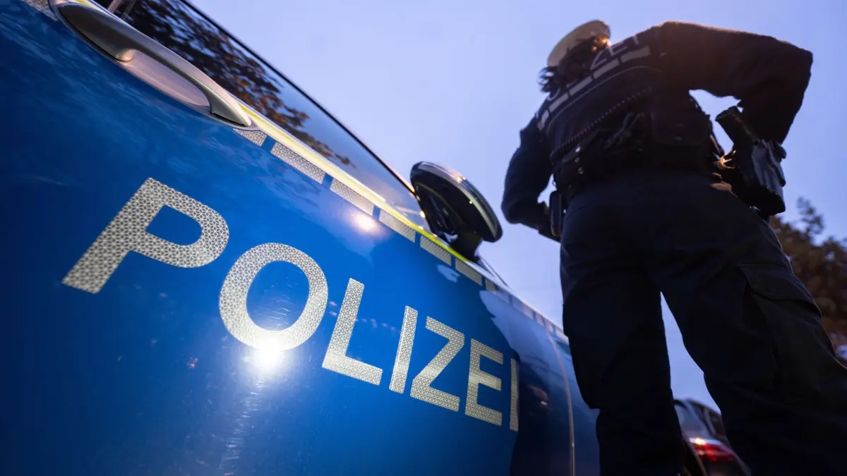 Polizei Symbolbild: ILLUSTRATION - 30.11.2023, Baden-Württemberg, Stuttgart: Eine Polizistin steht neben einem Polizeiauto. (zu dpa: «16-Jähriger flieht mit Auto der Eltern vor Polizeikontrolle») Foto: Marijan Murat/dpa +++ dpa-Bildfunk +++