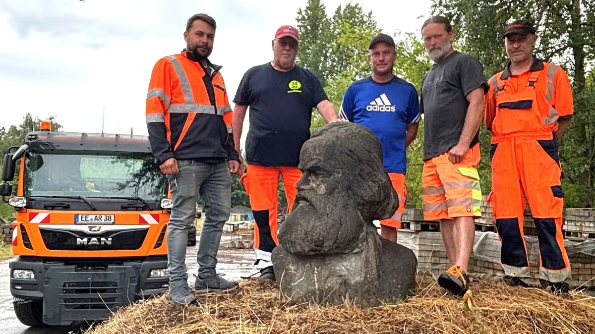 Die entdeckte Büste von Karl Marx steht erst einmal auf dem Bauhofgelände in Elsterwerda-West (v. l.): Bauhofleiter Jens Hutschenreuter sowie die Mitarbeiter Andreas Otto, Mirko Engelmann, Oliver Wüstenhagen und Mario Schmied.