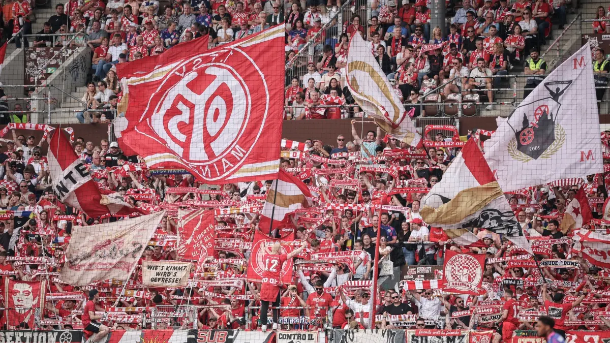 FSV Mainz 05: ARCHIV - 03.05.2026, Hamburg: Fußball, Männer: Bundesliga, FC St. Pauli - FSV Mainz 05, 32. Spieltag, Millerntor-Stadion, Fans des FSV Mainz 05 feiern ihre Mannschaft. (zu dpa: «Mainz startet gegen Paderborn, Kaiserslautern in Wolfsburg») Foto: Christian Charisius/dpa +++ dpa-Bildfunk +++