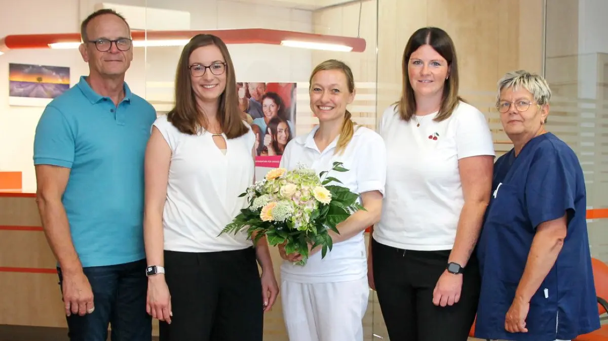 Dr. Claudia Hantschke (Mitte) hat Anfang Juli ihre neue Praxis für Allgemeinmedizin im Treff-8-Center in Hoyerswerda eröffnet. Gemeinsam mit ihrem Team will sie zur Entspannung der angespannten hausärztlichen Versorgung in der Stadt beitragen.