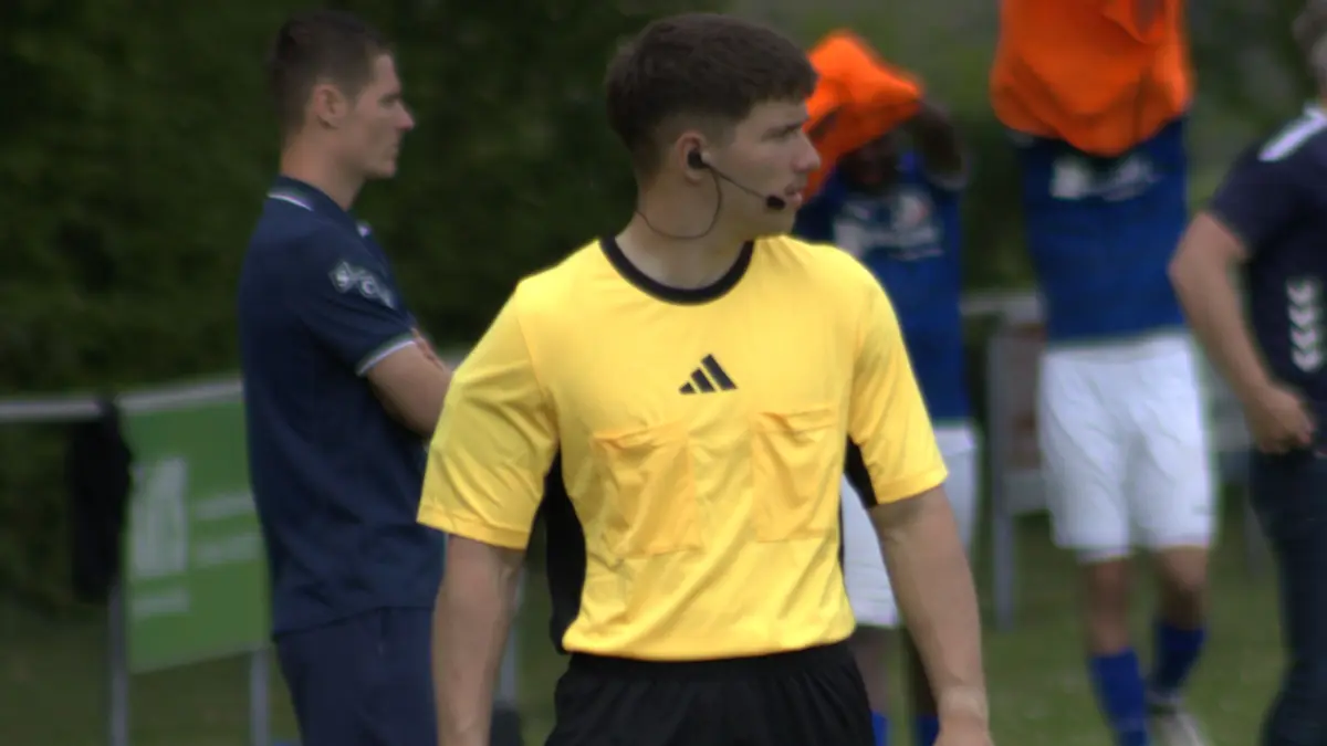 Moritz Schulz von der Spielvereinigung Finsterwalde bei seinem Ehrenamt mit Leidenschaft, hier an der Außenlinie.