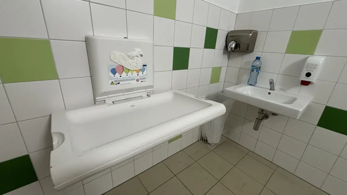 Blick in die Familientoiletten am Wasserspielplatz auf der Schlossinsel in Lübben.