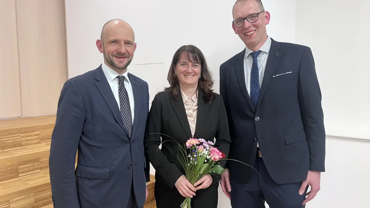 Landrat Stephan Meyer und der Dezernent Thomas Rublack (r.) nehmen Antje Klose in ihre Mitte. Sie ist neue Dezernentin.