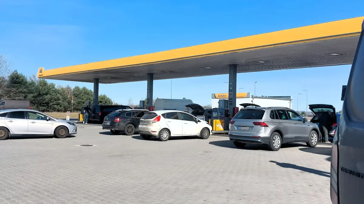 Tanken in Polen: Die Tankstellen in Gubin verzeichnen nach dem Ende des Tankrabatts in Deutschland weiterhin Zulauf. Ein deutsches Kennzeichen reiht sich an das nächste. Wie hoch ist das Sparpotential für Pendler aus Guben und Umgebung?