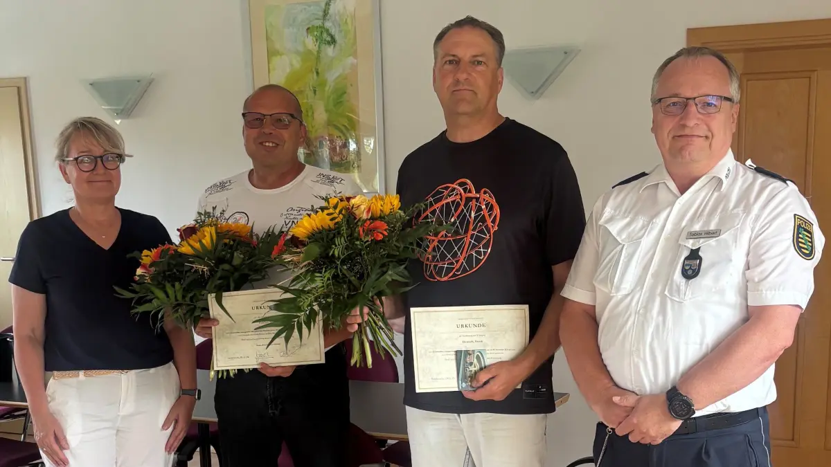 Blumen, eine Urkunde und Gutscheine gab es für Jens Fischer und Frank Demuth (Mitte). Für ihren Mut und ihre Courage wurden die Retter des zwölfjährigen Jungen von Bürgermeisterin Antje Gasterstädt und Revierleiter Tobias Hilbert geehrt.