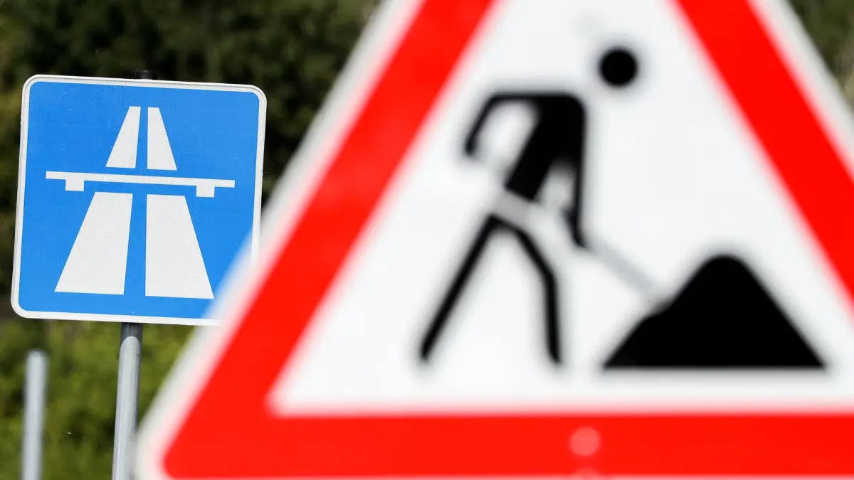 Bauarbeiten auf Autobahn: ARCHIV - 18.07.2019, Sachsen, Borna: Ein Schild weist auf eine Baustelle auf einer Autobahn hin. (zu dpa: «Mainbrücke Hochheim: Welche Erleichterungen in Sicht sind») Foto: Jan Woitas/dpa-Zentralbild/dpa +++ dpa-Bildfunk +++