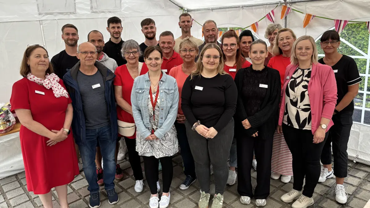 Das Team der AWO Kinder- und Jugendhilfe in Weißwasser beim 30. Jubiläum. Die Warteliste ist lang für einen Platz in der Einrichtung.