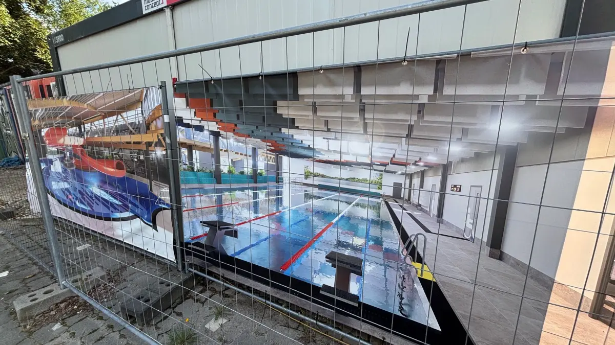 Auf den Bildern hinter dem Bauzaun können Interessenten bereits sehen, wie das neue Erlebnisbad nach Fertigstellung aussehen wird.