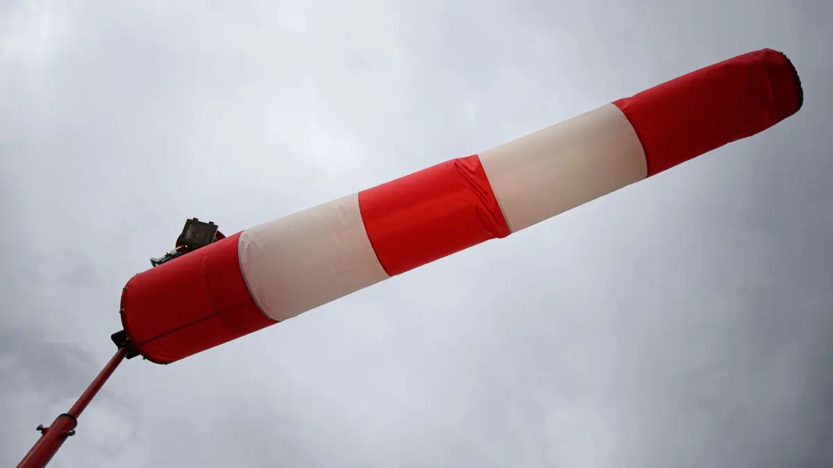 Viel Wind in Berlin und Brandenburg: ARCHIV - 26.08.2020, Sachsen, Dresden: Eine Windfahne zeigt die Windrichtung an. Der DWD rechnet für das Wochenende in Berlin und Brandenburg mit wechselhaftem und zeitweise windigem Wetter. (Foto: Archiv) (zu dpa: «Windböen bis 70 km/h – wechselhaftes Wetter am Freitag») Foto: Robert Michael/dpa-Zentralbild/dpa +++ dpa-Bildfunk +++