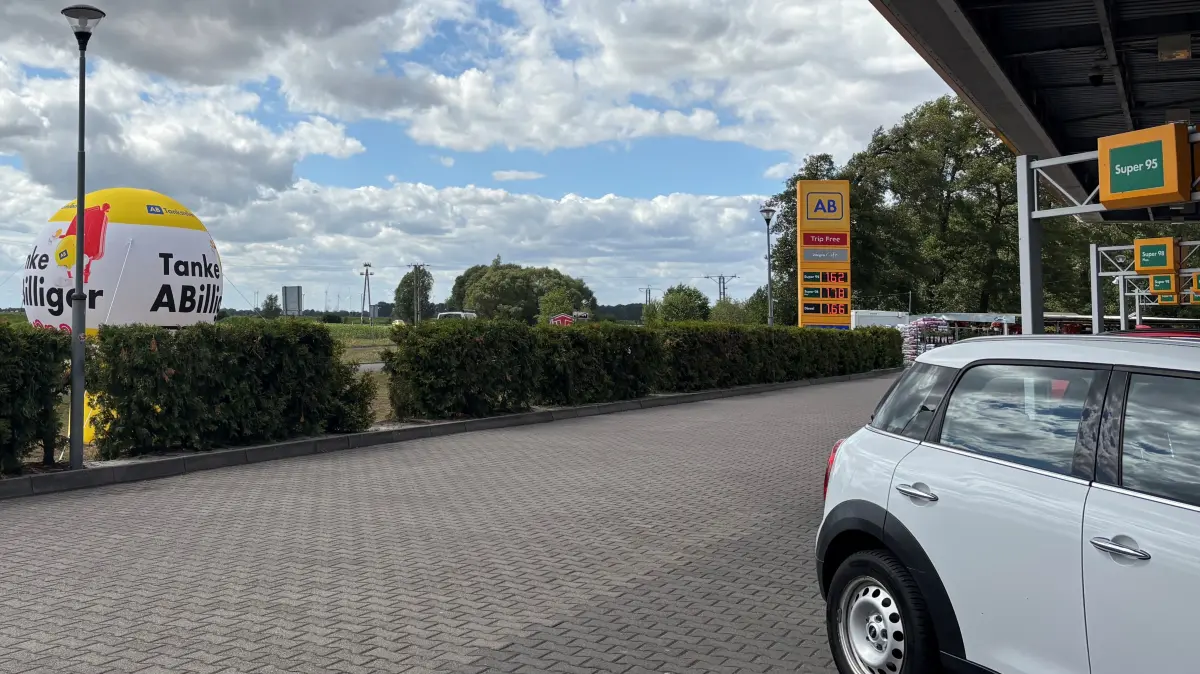 An der AB-Tankstelle in Zasieki bei Forst (Lausitz) hält sich der Betrieb derzeit in Grenzen. Wie sehen die Preise hier aktuell aus?