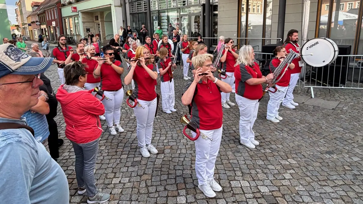 Einer von drei Klangkörpern zur Eröffnung des Peter-und-Paul-Festes ist der Spielmannszug Senftenberg. Gemeinsam mit dem Fanfarenzug Großräschen und den Briesker Marga-Fanfaren sorgten die Spielleute für eine stimmgewaltige musikalische Einstimmung auf die dreitägige Party.