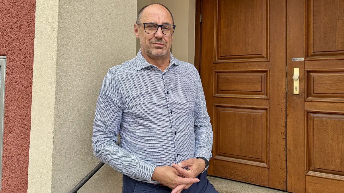 Thomas Krahl am Eingang zum Rathaus in Bad Muskau. Er möchte dort gern Bürgermeister bleiben.