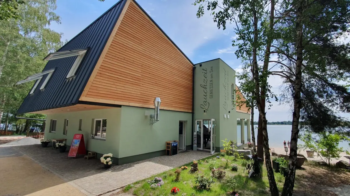 Das ist das seit ein paar Wochen geöffnete Restaurant Lauchzeit auf der Elbe-Elster-Seite des Erholungsgebietes Grünewalder Lauch. Es ist eines der jüngsten Beispiele für eine gelungene Förderung aus dem Leader-Topf der EU für die ländliche Entwicklung.