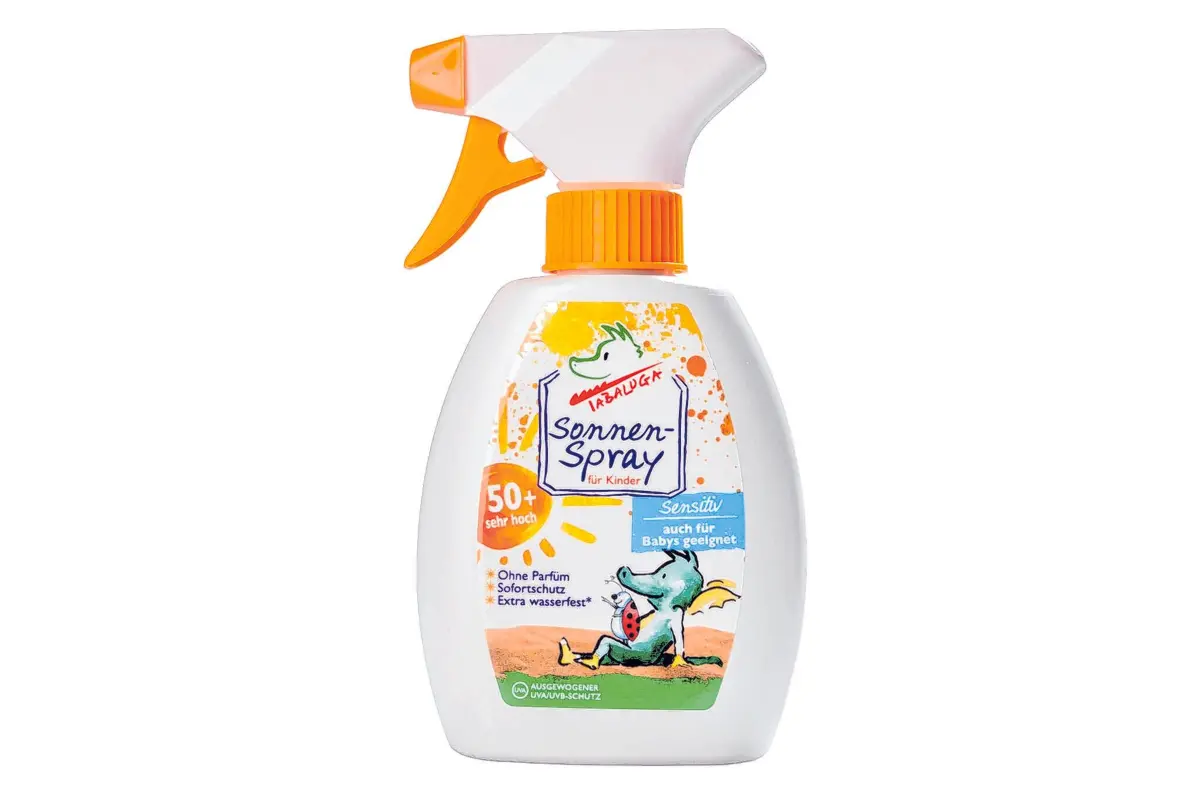 Einer der Testsieger und dazu auch preiswert ist das „Sonnenspray für Kinder Sensitiv“ von Tabaluga (Note 1,7).