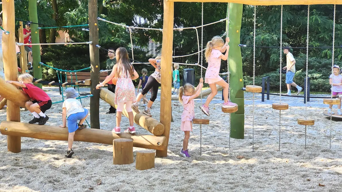 Der neue Spielplatz in der Altstadt von Hoyerswerda kommt bei Kindern gut an.