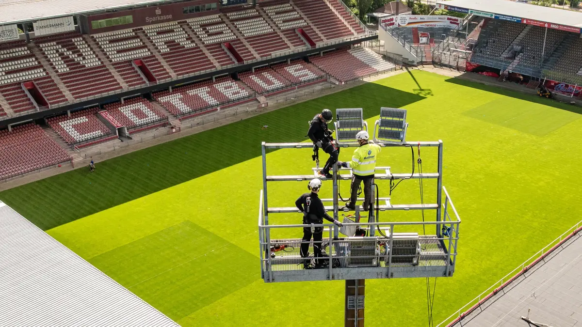 BITTE NOCH NICHT VERWENDEN! Cottbus. Im Leag Energie Stadion in Cottbus gehen die Sanierungsarbeiten voran. Damit der FC Energie Cottbus ab dem 7. August in der 2. Fußball-Bundesliga starten kann, müssen diverse Auflagen erfüllt werden. Dazu gehört auch die Belichtung im Stadion, die von 800 auf 1200 Lux erhöht werden muss. Mitarbeiter der Firma Meißner Sicherheitstechnik montierten dafür am Freitag neue LED-Scheinwerfer an den Flutlichtmasten. BITTE NOCH NICHT VERWENDEN!