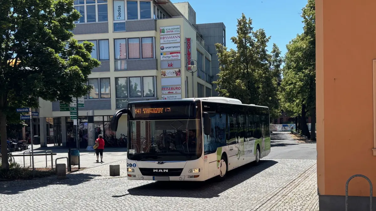 Ein Bus der Senftenberger Stadtlinie biegt am Schlossparkcenter in die Ritterstraße ein. In der Stadt gibt es derzeit viel Streit über die künftige Linienführung.