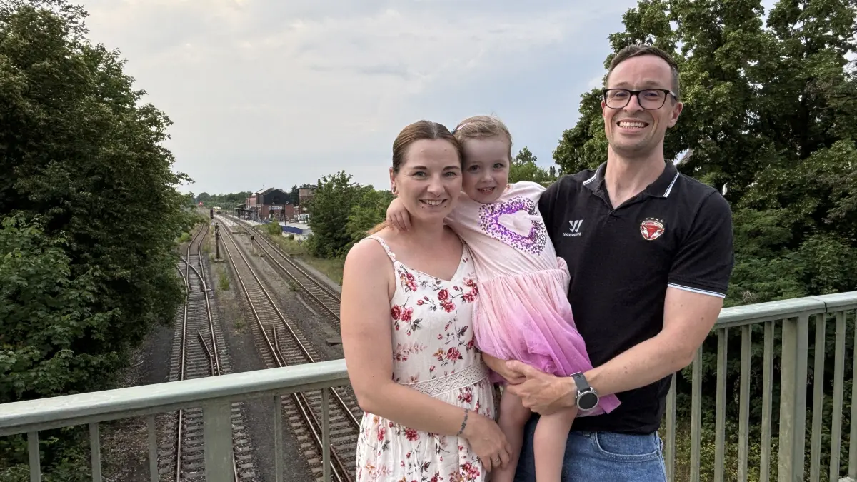 Stefanie, Tara und Feargal Condron (v.l.) auf der Bahnhofsbrücke in Weißwasser. Bevor die heute dreijährige Tara geboren wurde, zog die Familie 2022 von Lucan bei Dublin (Irland) in die Kreisstadt. Werden sie hier bleiben?