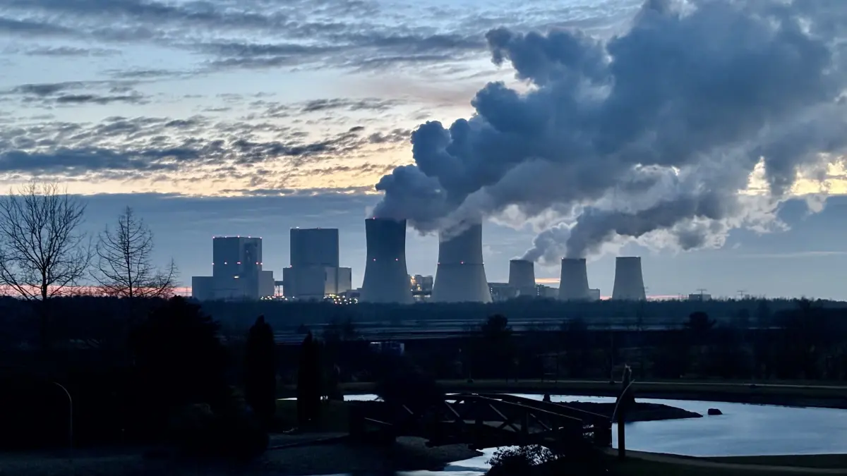 Das Kraftwerk Boxberg unter Volllast: Zu den Füßen der Kühltürme soll ein großes Industriegebiet entstehen. Das Thema wird nun angeschoben.