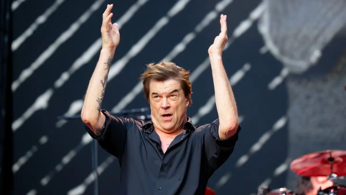 Erstes Konzert der Toten Hosen in NRW: 03.07.2026, Nordrhein-Westfalen, Düsseldorf: Campino, Sänger der Band "Die Toten Hosen", steht bei einem Konzert in der Merkur Spiel-Arena auf der Bühne. Foto: Henning Kaiser/dpa +++ dpa-Bildfunk +++
