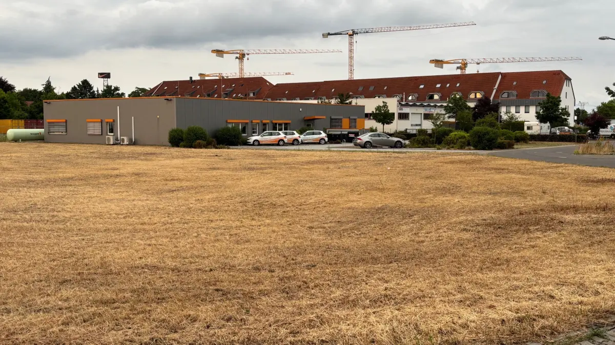 Auf dieser Fläche soll das Wohnheim für die jugendlichen Nutzer des Leistungszentrums Lausitz gebaut werden. Im Hintergrund sind bereits die Kräne für die überbetriebliche Ausbildungsstätte zu sehen.