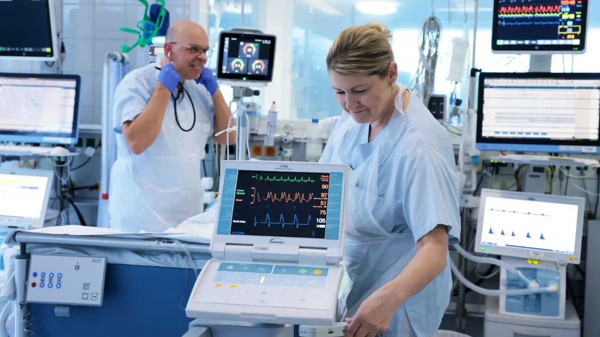 Teamwork in allen Bereichen: Intensiv-Chefarzt Dr. Bertram Huber und Stationsleiterin Ilona Sieche am Patientenbett.