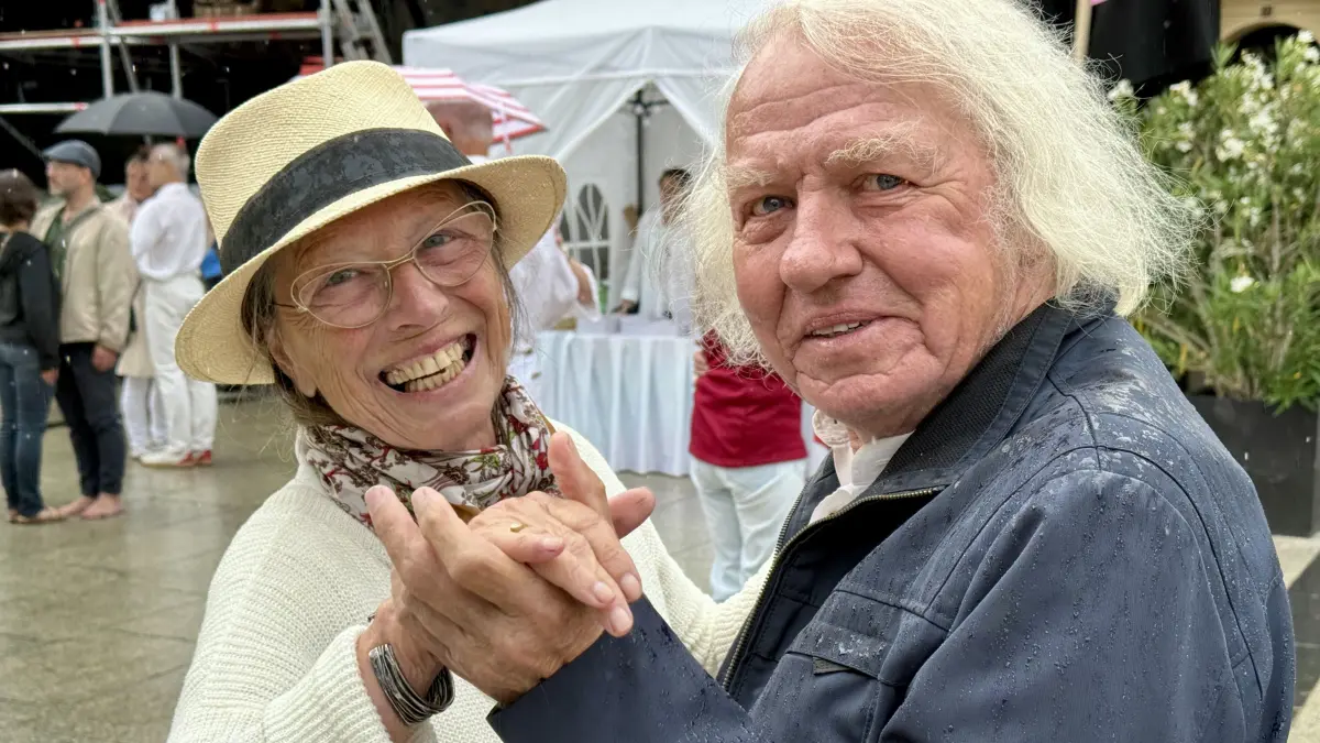 Gerhard und Christine Pauker aus Burg sind bei der Walzernacht auf dem Altmarkt in Cottbus am Samstag (4. Juli) dabei. Schon vor der Eröffnung um 21 Uhr gibt es einen Tanzkurs mit der Tanzschule Fritsche. Trotz Regen lassen sich die beiden diese Gelegenheit nicht entgehen.