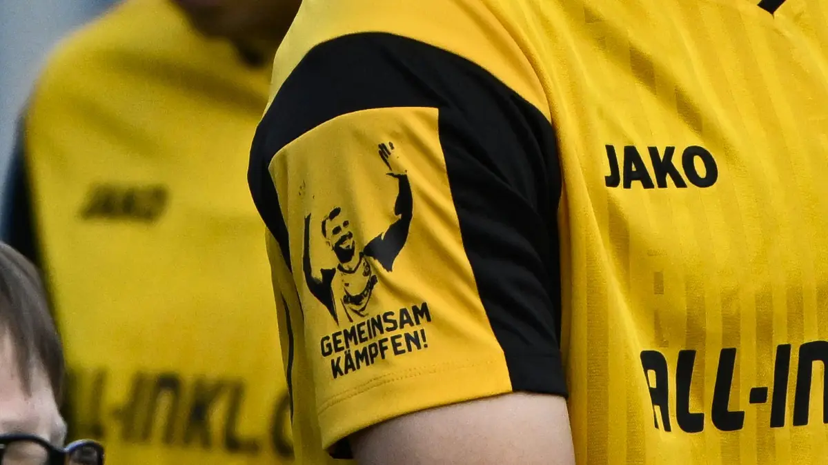 "Gemeinsam kämpfen!" Dynamo Dresden hatte beim Testspiel gegen Budissa Bautzen eine Botschaft für den erkrankten Lars Bünning auf dem Trikot.