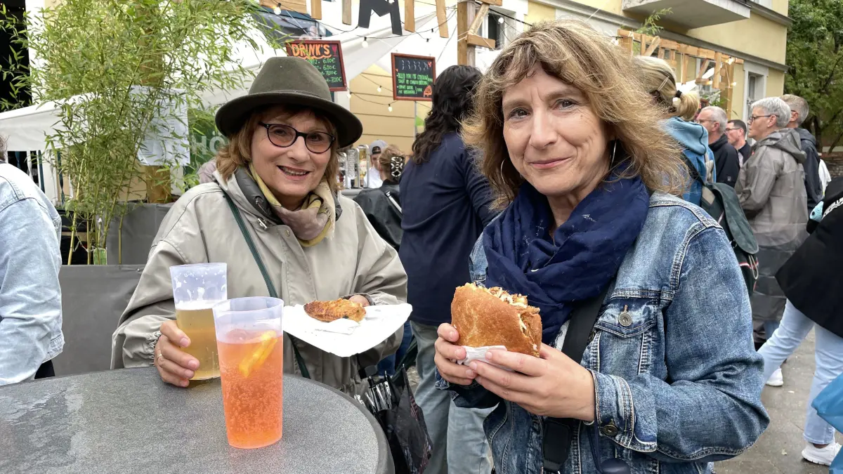 Bei der Höfenacht in Königs Wusterhausen gab es Pulled Pork im Brötchen und Quiche essen.