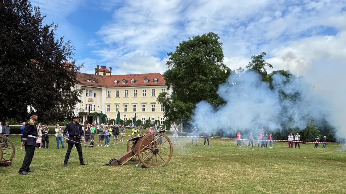Insgesamt drei Kanonenschüsse werden im Schlosspark zum 52. Spreewald- und Schützenfest in Lübbenau abgegeben.
