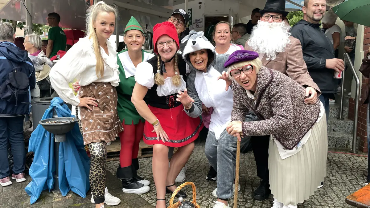 Der Mittenwalder Karnevalsverein führte bei der Höfenacht in Königs Wusterhausen Rotkäppchen und der Wolf auf. Was das Besondere an dem Stück war.