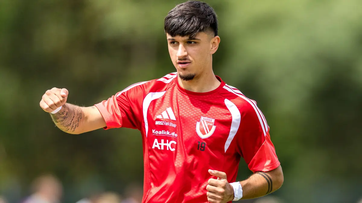 FC Energie Cottbus - Herth BSC II: Fußball, Männer: Energie Cottbus - Hertha BSC II, Testspiel, point S Reifenlehnigk Sportpark: Jannis Boziaris (FC Energie Cottbus) steht bei der Erwärmung auf dem Platz.