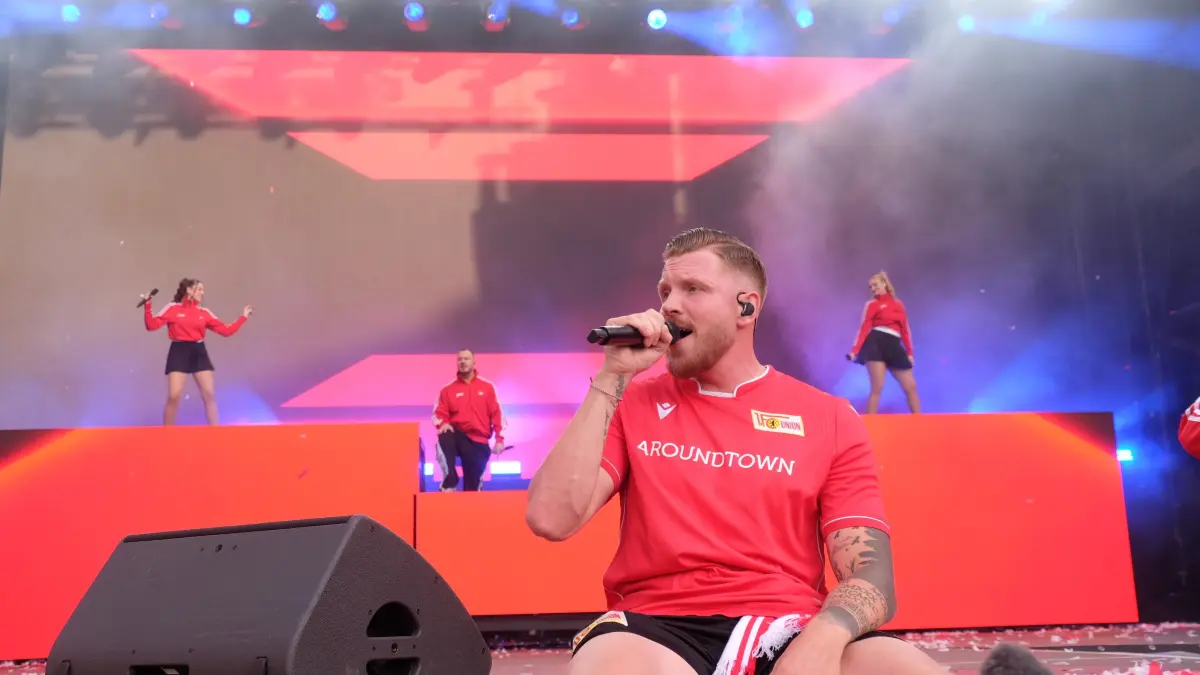 Großer FC Union Fan: Rapper Finch bei seinem Konzert im Stadion An der Alten Försterei. 25.000 Fans feierten mit.
