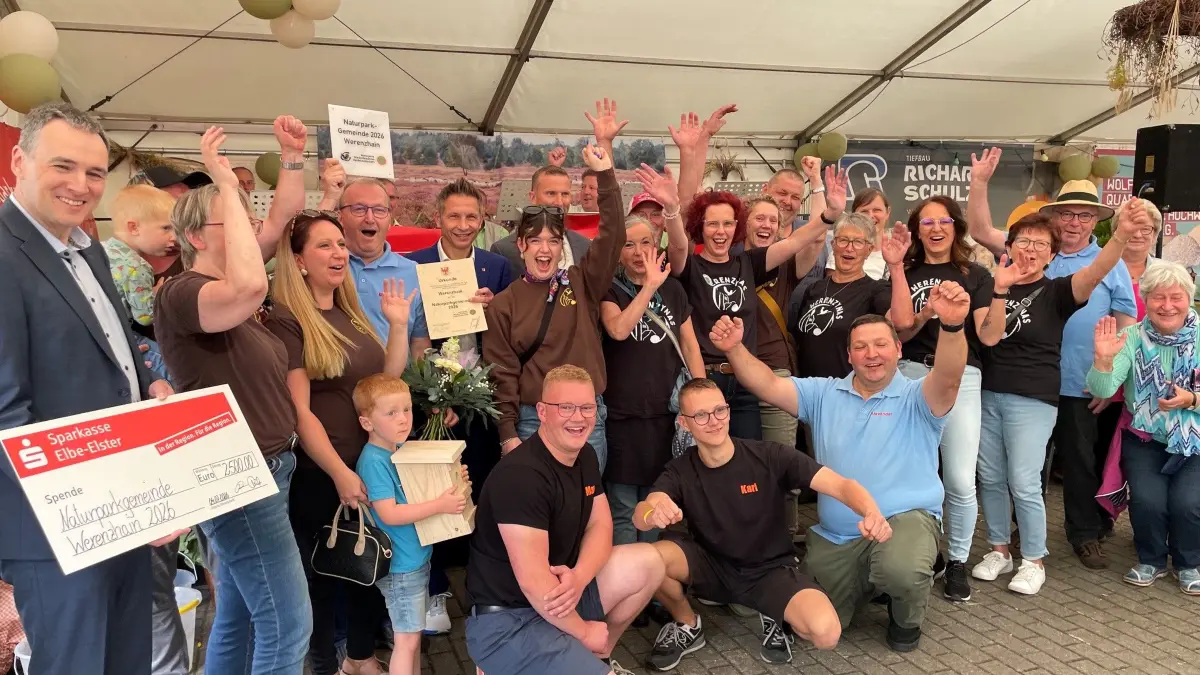 Riesenjubel: Werenzhain ist Naturparkgemeinde 2026 und darf im nächsten Jahr das Naturparkfest ausrichten. Sparkassenchef Frank Prescher (l.) sorgt bei der Ehrung in Zeischa schon mal für die Anschubfinanzierung.