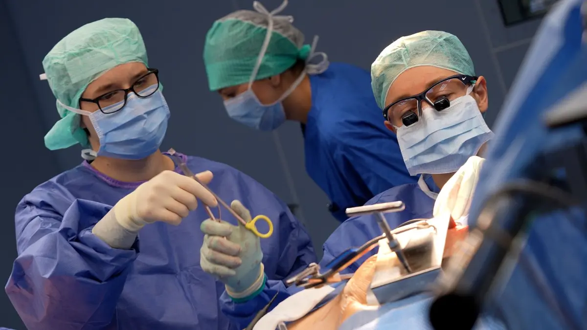 In der einzigen Herzchirurgie in Südbrandenburg versorgen erfahrene, interdisziplinäre Teams Patienten mit Herzerkrankungen, für die eine Operation die beste Therapieoption ist. Am OP-Tisch trifft dabei Erfahrung auf Innovation.