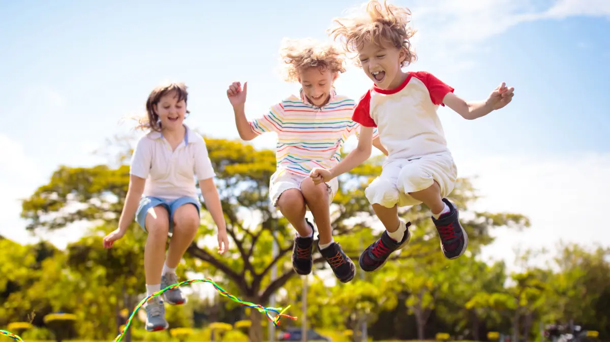 Das Sommerwetter macht Lust auf Abenteuer unter freiem Himmel. Damit Kinder gut durch die heißen Tage kommen, sollten Eltern nicht nur beim Thema Baden und Sonnenschutz wachsam sein – das empfiehlt die SKN-Kinderklinik.